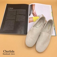 [ส่งเร็วพิเศษ!] Cherlida - รองเท้าคัชชู รองเท้าหนังกลับ Microfiber สุดหรู นิ่ม ใส่สบายไม่กัดส้น พื้นยางกันลื่น รองเท้าคัชชูส้นเตี้ย รองเท้าผู้หญิง รองเท้าสลิปออน รองเท้าคัชชูผู้หญิง