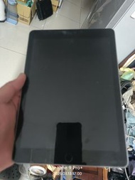 CCAI214G0160T2無法開機。外觀目視無破有九成新。零件機賣Apple iPad 6 LTE 128G 9.7吋平板電腦(A1954)