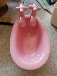 粉色陶瓷水龍頭造型浴缸裝飾
