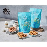【小琉球合家手工素麻花捲‧JKY的店】保留原始而單純的麵糰香氣，糖霜輕薄包覆麻花，不油膩又酥脆