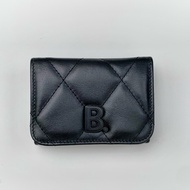 BALENCIAGA 巴黎世家 黑字B. LOGO菱格紋縫線羊皮3卡釦式三折短夾(黑)