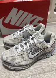 Nike Air Zoom Vomero 5 跑步鞋 淺卡其灰白