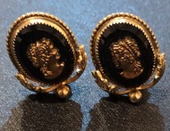 古董Whiting&amp;Davis鏡面浮雕黑曜石金色女王頭夾式耳環