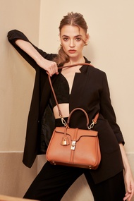 Jonggunyung - VITRA - Adore : กระเป๋าผู้หญิง กระเป๋าสะพาย (มีสายให้ 2 สไตล์) จะถือก็สวยสง่ามากๆนะคะ