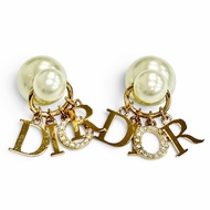成色極佳 △DIOR E1411 TRICY Tribales 耳環（一對），飾有品牌標誌、樹脂珍珠、水鑽，鍍金。附原廠盒和防塵袋。