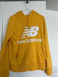 New Balance  芥黃logo帽t