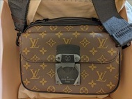 全新 LV Louis Vuitton s lock messenger