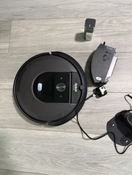 Roomba i7 robot