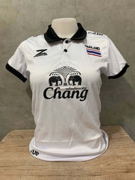 เสื้อบอลหญิงทีมชาติไทย มีโลโก้ธงชาติไทยสีขาว-คอปกดำ