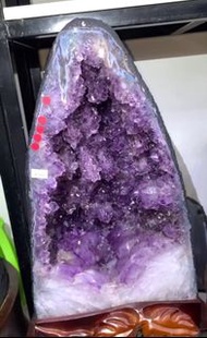 紫晶🔮花晶洞燦爛無比✨✨✨✨閃亮極光令你😍👍🏽🎉👍🏽😍🎉目不暇給，滿滿🪷🪷紫晶花帶有少少共生紫鈦底部有少少👍🏽👍🏽骨幹吸引一種好療癒感覺極度吸睛，稀少獨一無二放在家居客廳完全感受一種🎉燦爛，感覺招財招