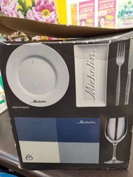 盒子比較舊了 *全新米其林-法式盛宴 歡聚食刻 餐盤餐具4組入 盤子+餐具+刀子+ $500
