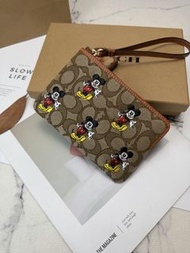Coach CN033和迪士尼聯名的米奇零錢手拿包，經典老花帆布+米奇刺繡，復古童趣！尺寸16101