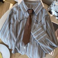 Thời trang thiết yếu cho ngày tựu trường: Áo'sơ mi kẻ sọc cổ rộng và cà vạt - Exude Campus Charm