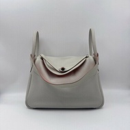 HERMES愛馬仕 Lindy 30 銀扣 Taurillon Clemence牛皮 肩背包手提包 8L Beton冰川白拼粉色內裡