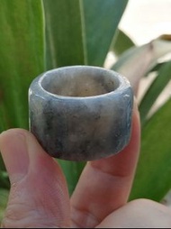 翡翠A貨【烏雞扳指】 
烏雞種，大小 :圈口21.7mm，外徑31.1mm，高18.9mm。烏雞色飄黃翡，高身正裝扳指，復古外觀。玉件質地稍粗，邊沿位顆粒明顯，但無紋無裂。清貨價$150