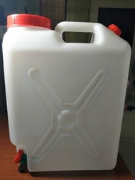 9.二手 鐵人牌礦泉水桶 附栓 20L $90元/個 自取 面交地點：台南市永康區復國一路175號 聊聊預約時間