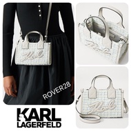 現貨💯KARL LAGERFELD  K/Skuare 淺藍色托特包👜，正面有個好搶眼嘅黑色草寫字母標誌✨。呢款係小型尺寸嘅斜孭袋😎，用咗淺藍色牛仔布，仲有黑色皮質滾邊🖤。設計包括頂部手提👋，同一條可