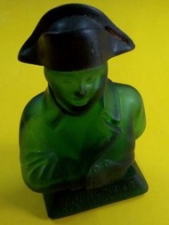1980 年代 Courvoisier Napoleon “拿破倫” 法國香檳區干邑白蘭地細小盛酒器，並不是酒版,  拿破侖半身像造型綠色半磨砂玻璃樽身,  黑色帽膠蓋。或是當年贈品？   已收藏了3