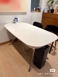 白色可伸縮餐桌