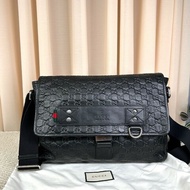 Gucci古馳黑色全皮壓花郵差包 容量大 能裝電腦 日常通勤、出門都能用 肩帶可調節 金屬扣設計 可單肩可斜挎 商務休閒都合適