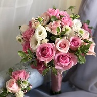 粉白色系自然手綁式鮮花捧花