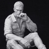 1/20 Resting pilot, smokes, Resin Model figure GK, World War II military theme, soldier, Unassembled