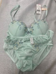 日本買Triumph 湖水綠內衣套裝