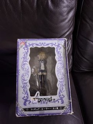 這是一個由FuRyu 公司生產的《Fate/Apocrypha》貞德（Ruler）景品模型。 夾出物盒殘舊 貨品完好，介意勿拍