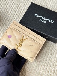 紫鑽🌟誠信商家🌟💜全新YSL Saint Laurent聖羅蘭卡包 經典 YSL 標誌，奶白色牛皮，卡槽多，容量實用，日常收納好方便