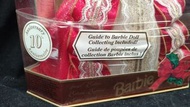 1997年美泰芭比娃娃，Barbie，20幾年老玩具已絕版。古董正版芭比娃娃。 未拆封，盒子底部還有半截包膜。 盒子比現在生產的要大很多， 盒子高33公分。  盒子瑕疵如最後2圖。  中古玩具多少都有