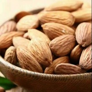 Raw almonds / raw almonds