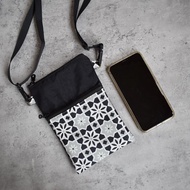 旅行防水斜背手機袋_花磚黑