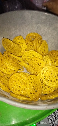 Kerupuk mie mentah siap goreng