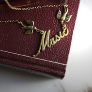 帶燕子的音樂字體項鍊。