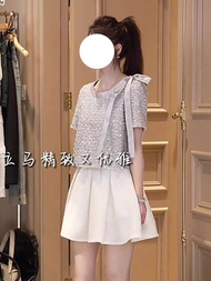 ชิค เสื้อยืดแขนสั้น Glitter Butterfly Knot ผู้หญิง ฤดูร้อน เสื้อท่อนบน เรียบหรู มินิมอล ดีไซน์ Sensa