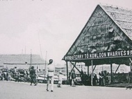 明信片-1905年英屬香港中環天星碼頭印度籍警察路過街景明信片(1910年發行)