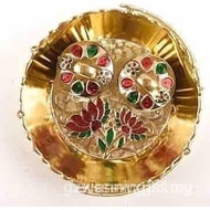 Piring roli/piring nasi dengan hiasan emas, peralatan untuk perayaan tradisional India (seperti Gour