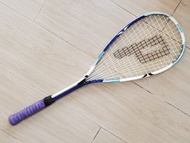 這是一隻由著名運動品牌 Prince 出品的壁球拍（Squash Racket）。以下是這隻球拍的重點介紹： 

​1. 基本資訊與品牌

​品牌：Prince

​型號/系列：拍頸側邊標示有 TF 
