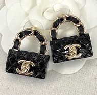 Chanel 23C 皮穿耳環黑色