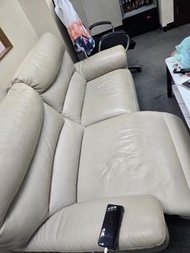 二人米白色真皮電動彈較沙發