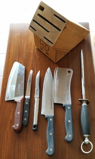 二手商品，七件商品一起賣，木製刀架+五把廚房用刀具+磨刀棍一支
