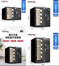 虎牌 2025 年 新款機械鎖保險櫃家用小型家庭防盜單鑰匙嵌入式保險箱迷你老式密碼搬不走看不出來辦公室隱藏床頭櫃。