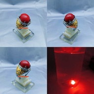 Cincin Fosfor Nyala Merah Menyala Dalam Air Merah