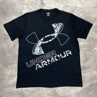 Large logo underarmour t-shirt made of sports material