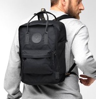FJÄLLRÄVEN - 【狐狸袋】KÅNKEN NO. 2 BLACK LAPTOP 15 黑皮手挽背囊 23804-550
