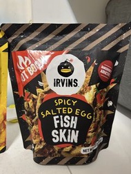 IRVINS Spicy Salted Egg Fish Skin Hot Bomb 95g 新加坡辣味鹹蛋黃魚皮