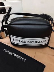 EMPORIO ARMANI 相機包 拉鍊包 書包 大logo 大容量 可調式肩帶 黑色 白色 斜背包 肩背包