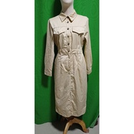 Cream-Colored Dress Long Sleeves Front Pockets + Zipper Smocked Back Bust 36 Waist 28-32 Hips 39 Len