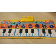 【預購】K - 日本 | 第二代！樂器音樂鋼琴捲毯(展開尺寸：79.5×29cm/盒尺寸：H33×W26×D4.5cm/単3電池×3本使用(需自備))_免運。