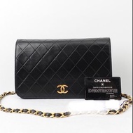 甜價Chanel vintage 黑金羊皮翻蓋鏈條woc單肩包鏈條包。尺寸23。有卡標，復古釘釦。內裏黏皮已處理，就像中古LV麂皮內裏那感覺，拿到可以直接使用。外觀成色很好沒問題。價格也很實惠🥸 蛋